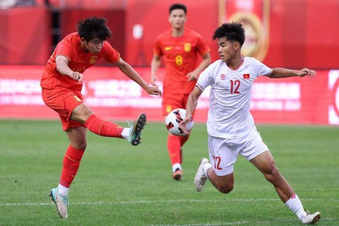 U19 Việt Nam ra quân thất bại trước U19 Trung Quốc- Ảnh 2. U19 Việt Nam (áo trắng) thất bại trước U19 Trung Quốc - Ảnh: YISHOU SPORT