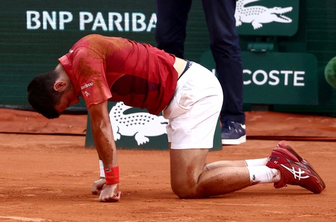 Djokovic đối diện nguy cơ rút lui khỏi Roland Garros- Ảnh 2. Djokovic nhiều lần tỏ ra bị đau trong trận đấu rạng sáng 4-6- Ảnh: REUTERS