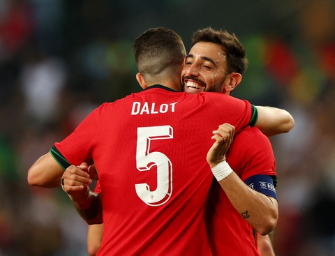 Tin tức thể thao sáng 5-6: Bruno tỏa sáng trước thềm Euro- Ảnh 1. Bruno Fernandes tỏa sáng khi lập cú đúp bàn thắng giúp Bồ Đào Nha đánh bại Phần Lan 2-0 trước thềm Euro 2024 - Ảnh: REUTERS