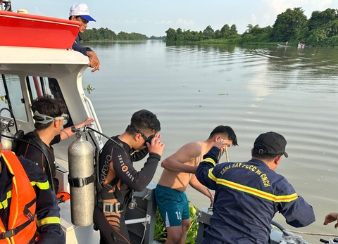 Lực lượng chức năng đưa thi thể các thiếu nữ vào bờ - Ảnh: B.Đ. Lực lượng chức năng đưa thi thể các thiếu nữ vào bờ - Ảnh: B.Đ.