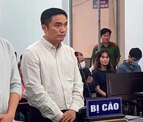 Xét xử bị cáo trốn truy nã quốc tế, đến Nha Trang đánh bạc- Ảnh 3. Bị cáo Lường Tiến Quân (cựu cán bộ công an) tại phiên tòa sơ thẩm sáng 5-6-2024 - Ảnh: PHAN SÔNG NGÂN