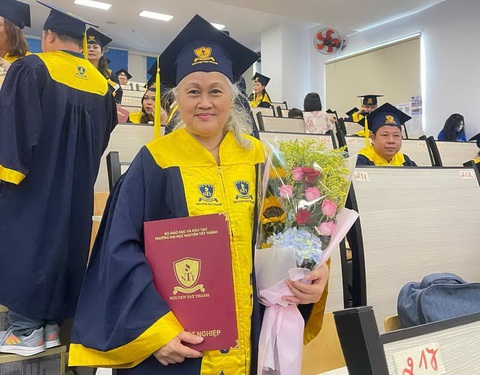 Người phụ nữ lấy bằng đại học dược ở tuổi 65: Chưa nghỉ học dù chỉ 1 giờ- Ảnh 1. Bà Nguyễn Ngọc Trinh nhận bằng đại học ngành dược Trường đại học Nguyễn Tất Thành vào cuối tháng 5-2024 - Ảnh: NVCC