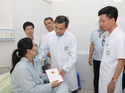 Thứ trưởng Trần Văn Thuấn thăm hỏi, tặng quà động viên nạn nhân trong vụ cháy ở Trung Kính đang điều trị tại Bệnh viện Bạch Mai - Ảnh: Bệnh viên cung cấp Thứ trưởng Trần Văn Thuấn thăm hỏi, tặng quà động viên nạn nhân trong vụ cháy ở Trung Kính đang điều trị tại Bệnh viện Bạch Mai - Ảnh: Bệnh viện cung cấp