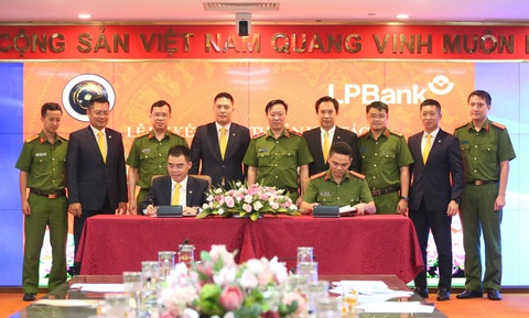 LPBank cùng Bộ Công an triển khai dịch vụ số trên ứng dụng VNeID- Ảnh 1. Giám đốc Trung tâm RAR - Thiếu tá Trần Duy Hiển (bên phải) và Phó chủ tịch HĐQT kiêm Tổng giám đốc LPBank Hồ Nam Tiến (bên trái) cùng lãnh đạo hai bên thực hiện ký kết thoả thuận hợp tác