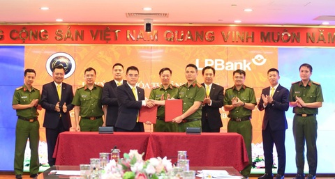LPBank cùng Bộ Công an triển khai dịch vụ số trên ứng dụng VNeID- Ảnh 2. Thoả thuận hợp tác sẽ giúp LPBank đẩy mạnh vay tín chấp thông qua chấm điểm tín dụng của công dân, góp phần đẩy lùi tín dụng đen, mang lại lợi ích cho cộng đồng.