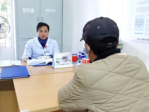 Bệnh nhân nhiễm HIV lo không có thuốc điều trị- Ảnh 1. Tư vấn cho người nhiễm HIV tại Trung tâm Phòng, chống HIV/AIDS tỉnh Thanh Hóa - Ảnh: BVCC