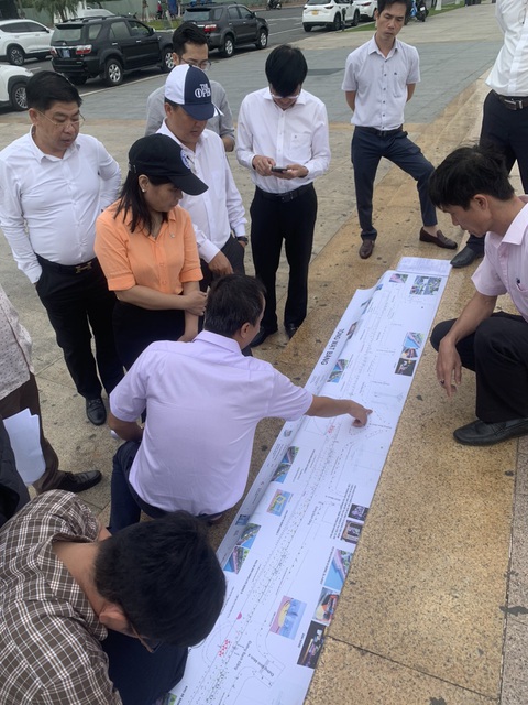 Ngày 7-6, TP Đà Nẵng khai trương Phố đi bộ Bạch Đằng- Ảnh 3. Lãnh đạo quận Hải Châu thường xuyên kiểm tra, thúc đẩy tiến độ thi công - Ảnh: H.C