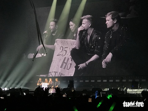 Fan ruột ôm Westlife chặt cứng, Hà Nội ‘bão’ rất to đêm qua- Ảnh 2. Băng rôn chờ 25 năm để ôm thần tượng của chị Hoa - Ảnh: ĐẬU DUNG