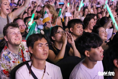 Fan ruột ôm Westlife chặt cứng, Hà Nội ‘bão’ rất to đêm qua- Ảnh 4. Fan Westlife được gọi là những fan trọn đời - Ảnh: DANH KHANG