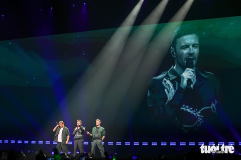 Fan ruột ôm Westlife chặt cứng, Hà Nội ‘bão’ rất to đêm qua- Ảnh 5. Mark Feehily vắng vì lý do sức khỏe, tour diễn chỉ có Shane, Kian và Nicky - Ảnh: DANH KHANG