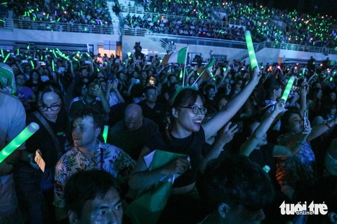 Fan ruột ôm Westlife chặt cứng, Hà Nội ‘bão’ rất to đêm qua- Ảnh 7. Đêm diễn thu hút khoảng 8.000 khán giả - Ảnh: DANH KHANG