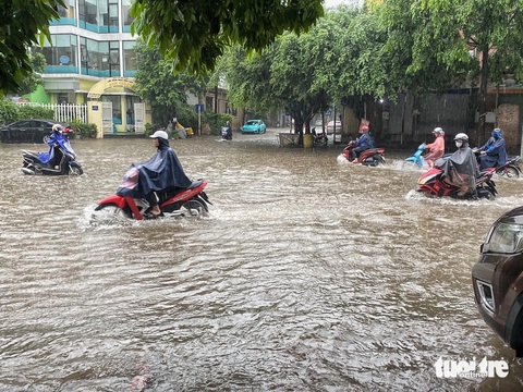 Mưa xuyên đêm, nhiều tuyến phố Hà Nội ngập sâu trong biển nước- Ảnh 1. Mưa lớn khiến nhiểu tuyến đường, tuyến phố tại Hà Nội ngập sâu - Ảnh: NGUYỄN HÀ