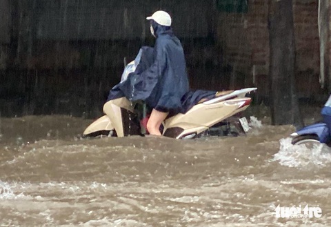 Mưa xuyên đêm, nhiều tuyến phố Hà Nội ngập sâu trong biển nước- Ảnh 2. Nhiều nơi ngập sâu hơn 50cm, gần hết bánh xe máy - Ảnh: NGUYỄN HÀ