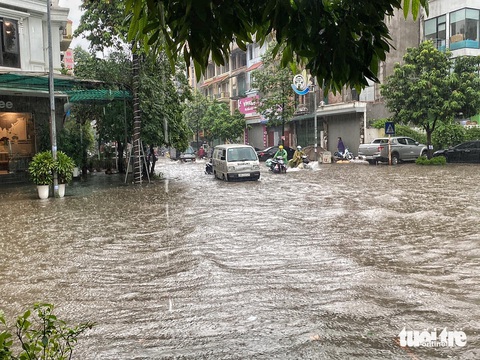 Mưa xuyên đêm, nhiều tuyến phố Hà Nội ngập sâu trong biển nước- Ảnh 5. Khu vực đường Yên Xá, cạnh khu đô thị Tổng cục 5 Tân Triều (huyện Thanh Trì, Hà Nội) sáng 5-6 - Ảnh: NGUYỄN HÀ