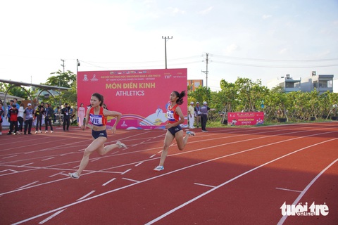 Việt Nam dẫn đầu bảng tổng sắp huy chương tại Đại hội Thể thao học sinh Đông Nam Á- Ảnh 2. Vận động viên điền kinh nữ của đội thể thao học sinh Việt Nam giành nhiều huy chương vàng