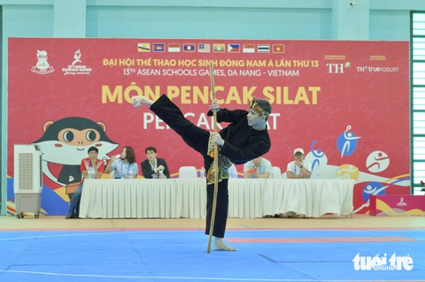 Việt Nam dẫn đầu bảng tổng sắp huy chương tại Đại hội Thể thao học sinh Đông Nam Á- Ảnh 7. Vận động viên Nguyễn Thành Long với nội dung thi pencak silat