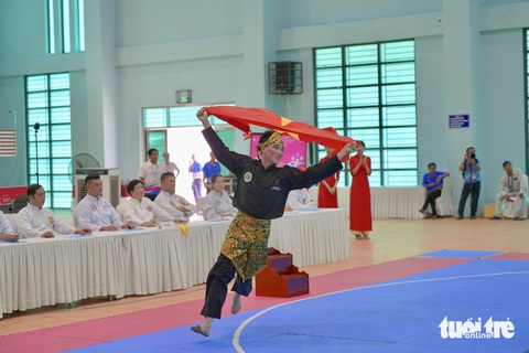 Việt Nam dẫn đầu bảng tổng sắp huy chương tại Đại hội Thể thao học sinh Đông Nam Á- Ảnh 8. Hình ảnh các vận động viên cầm cờ Tổ quốc chạy quanh sân đấu ăn mừng khiến khán giả không khỏi xúc động
