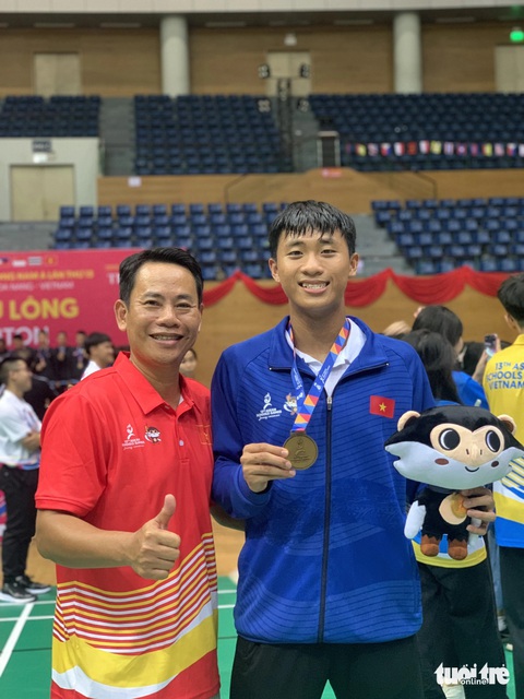 Việt Nam dẫn đầu bảng tổng sắp huy chương tại Đại hội Thể thao học sinh Đông Nam Á- Ảnh 10. Ở hạng mục cầu lông đồng đội nam, chủ nhà Việt Nam đã lần lượt vượt qua những đối thủ được đánh giá trên cơ để bước lên ngôi vị vô địch