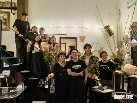 Các nghệ sĩ chào khán giả sau buổi kịch đọc Thiên Thiên - Ảnh: LINH ĐOAN Các nghệ sĩ chào khán giả sau buổi kịch đọc Thiên Thiên - Ảnh: LINH ĐOAN