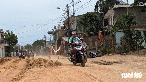 Nhà mặt tiền mà bạc mặt vì bụi bẩn thi công đường chậm chạp- Ảnh 5. Đây là tuyến đường với mật độ đi lại hằng ngày rất lớn, việc thi công đường khiến người dân phải chấp nhận căng mắt đi trong khói bụi - Ảnh: NHẬT LINH