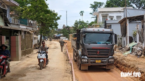 Nhà mặt tiền mà bạc mặt vì bụi bẩn thi công đường chậm chạp- Ảnh 7. Một đoạn đường Bùi Thị Xuân thi công dở dang - Ảnh: NHẬT LINH