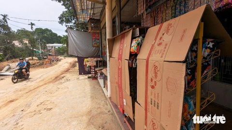 Nhà mặt tiền mà bạc mặt vì bụi bẩn thi công đường chậm chạp- Ảnh 8. Cách chống bụi tạm thời của người dân sống dọc đường Bùi Thị Xuân, đoạn có công trình thi công dang dở - Ảnh: NHẬT LINH