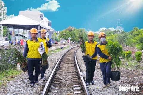 Ra quân trồng hoa, vệ sinh làm đẹp tuyến đường sắt Sài Gòn - Bình Dương- Ảnh 1. Nhân viên thuộc Tổng công ty Đường sắt Việt Nam ra quân trồng hoa dọc hai bên đường sắt thuộc khu vực phường Hiệp Bình Chánh, TP Thủ Đức - Ảnh: TIẾN QUỐC