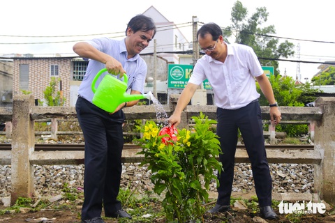 Ra quân trồng hoa, vệ sinh làm đẹp tuyến đường sắt Sài Gòn - Bình Dương- Ảnh 2. Các lãnh đạo Tổng công ty Đường sắt Việt Nam tham gia trồng hoa, tưới nước tại ngày ra quân - Ảnh: TIẾN QUỐC
