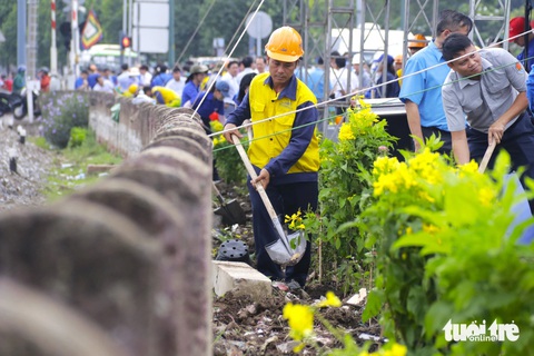 Ra quân trồng hoa, vệ sinh làm đẹp tuyến đường sắt Sài Gòn - Bình Dương- Ảnh 4. Phong trào