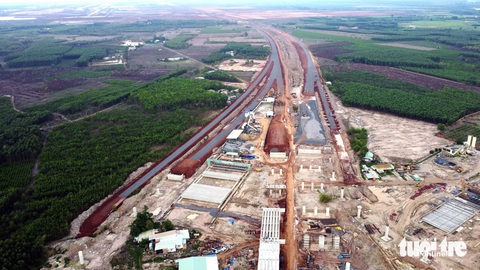 Ngắm nhìn 'trái tim' sân bay Long Thành sau gần 300 ngày xây dựng- Ảnh 4. Đường kết nối T1 thuộc gói thầu 6.12 đã hoàn thành 100% hầm chui dân sinh, 81,2% mố trụ cầu, đắp đất đạt 40-66% kế hoạch