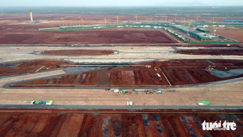 Ngắm nhìn 'trái tim' sân bay Long Thành sau gần 300 ngày xây dựng- Ảnh 7. Theo cam kết, các nhà thầu quyết tâm thi công hoàn thành và khai thác kỹ thuật đường cất hạ cánh trước ngày 30-4-2025 để chào mừng kỷ niệm 50 năm ngày thống nhất đất nước, vượt 3 tháng so với tiến độ trong hợp đồng