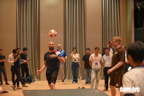 Các VĐV nước ngoài biểu diễn cho khán giải xem kỹ thuật môn Teqball tại buổi họp báo - Ảnh: LÂM THIÊN Các VĐV nước ngoài biểu diễn cho khán giả xem kỹ thuật môn Teqball tại buổi họp báo - Ảnh: LÂM THIÊN