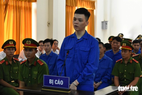 Vụ 70 giang hồ ở Phú Quốc: Bị cáo thừa nhận giết người nhưng có cả 'tiếng súng khác'- Ảnh 2. Bị cáo Đoàn Thiên Long khẳng định thời điểm đó có nhiều tiếng súng nổ ra, ngoài tiếng súng của bị cáo - Ảnh: BỬU ĐẤU