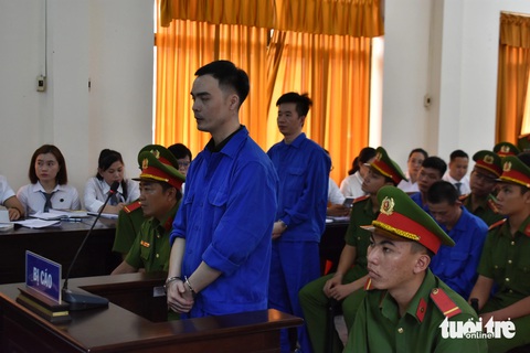Vụ 70 giang hồ ở Phú Quốc: Bị cáo thừa nhận giết người nhưng có cả 'tiếng súng khác'- Ảnh 1. Bị cáo Phạm Anh Hiếu (phía trước) khẳng định chưa nói gì về tiền bạc khi làm đất nhưng Nguyễn Văn Thái (phía sau) nói Hiếu hứa chia vài tỉ đồng - Ảnh: BỬU ĐẤU