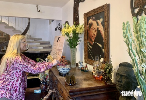 Đại sứ Thụy Điển Ann Mawe thắp nhang tưởng nhớ cố nhạc sĩ Trịnh Công Sơn - Ảnh: HOÀI PHƯƠNG Đại sứ Thụy Điển Ann Mawe thắp nhang tưởng nhớ cố nhạc sĩ Trịnh Công Sơn - Ảnh: HOÀI PHƯƠNG