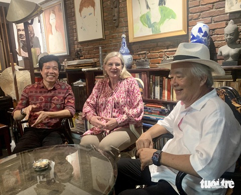 Ông Nguyễn Trung Trực - chồng ca sĩ Trịnh Vĩnh Trinh (bìa phải) - giới thiệu phòng khách và những kỷ vật trưng bày tại đây - Ảnh: HOÀI PHƯƠNG Ông Nguyễn Trung Trực - chồng ca sĩ Trịnh Vĩnh Trinh (bìa phải) - giới thiệu phòng khách và những kỷ vật trưng bày tại đây - Ảnh: HOÀI PHƯƠNG