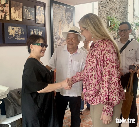 Ca sĩ Trịnh Vĩnh Trinh (bìa trái) chào đón đại sứ - Ảnh: HOÀI PHƯƠNG Ca sĩ Trịnh Vĩnh Trinh (bìa trái) chào đón đại sứ - Ảnh: HOÀI PHƯƠNG