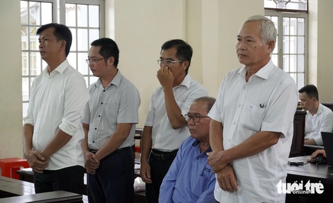 Đề nghị phạt nguyên chủ tịch huyện Xuyên Mộc 12 - 18 tháng tù- Ảnh 2. Các bị cáo tại Tòa án nhân dân tỉnh Bà Rịa - Vũng Tàu - Ảnh: ĐÔNG HÀ