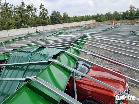 Khởi tố nhà thầu xây dựng nhà kho bị đổ sập khiến 2 người bị thương- Ảnh 1. Khung thép nhà kho sầu riêng tại xã Tam Bình, huyện Cai Lậy, tỉnh Tiền Giang xây dựng bị sập, làm 2 người trọng thương - Ảnh: HOÀI THƯƠNG