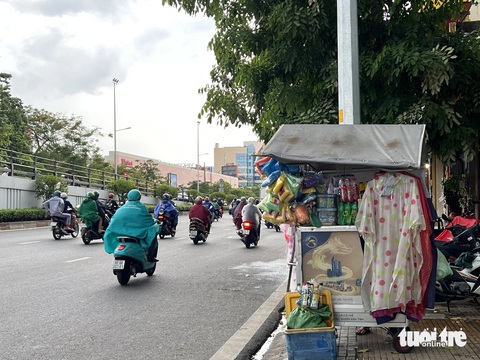 Mùa mưa cần mang theo những gì?- Ảnh 1. Áo mưa là vật dụng ưu tiên hàng đầu cần chuẩn bị và mang bên mình trong mùa mưa - Ảnh: TRIỆU VÂN