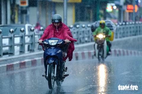Mùa mưa cần mang theo những gì?- Ảnh 2. Việc có thêm một đôi giày, dép đi mưa sẽ giúp di chuyển trong mưa an toàn hơn - Ảnh: Tuổi Trẻ Online