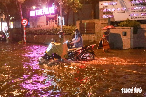 Nhiều người cố gắng vượt qua đoạn đường ngập nước. Đến khoảng 19h30, nước vẫn ngập gần hết bánh xe máy tại phố Thụy Khuê - Ảnh: HÀ QUÂN Rất nhiều rủi ro khi phải di chuyển trong trời mưa, nước ngập - Ảnh: HÀ QUÂN