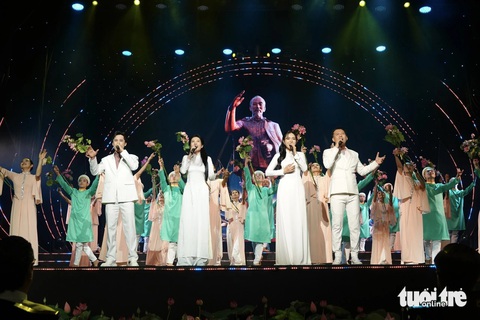 Ca sĩ Thanh Nguyên, Duyên Quỳnh, Minh Sang, Võ Thành Tâm hát mở màn chương trình nghệ thuật Con đường thế kỷ người đi - Ảnh: T.T.D. Ca sĩ Thanh Nguyên, Duyên Quỳnh, Minh Sang, Võ Thành Tâm hát mở màn chương trình nghệ thuật
