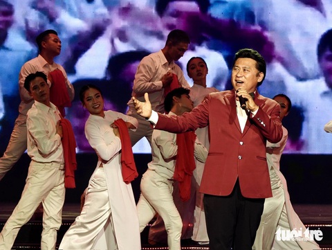 Tạ Minh Tâm thể hiện ca khúc Tạ Minh Tâm thể hiện ca khúc