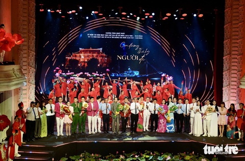 Lãnh đạo thành phố tặng hoa chúc mừng các văn nghệ sĩ - Ảnh: T.T.D. Lãnh đạo thành phố tặng hoa chúc mừng các văn nghệ sĩ - Ảnh: T.T.D.