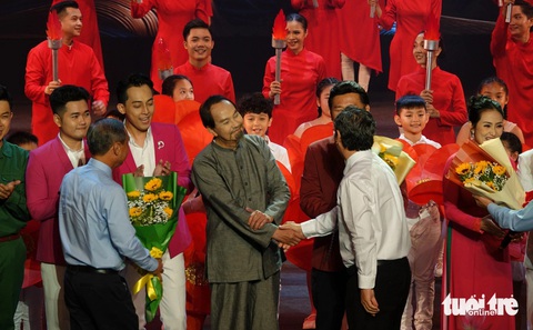 Lãnh đạo thành phố tặng hoa chúc mừng nghệ sĩ Thanh Điền - Ảnh: T.T.D. Lãnh đạo thành phố tặng hoa chúc mừng nghệ sĩ Thanh Điền trong vai diễn hình tượng Bác Hồ - Ảnh: T.T.D.