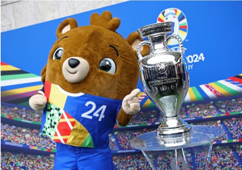 Hơn 1/4 người Đức không quan tâm đến Euro 2024- Ảnh 1. Linh vật Euro 2024 Albart tạo dáng với chiếc cúp vô địch châu Âu - Ảnh: Reuters