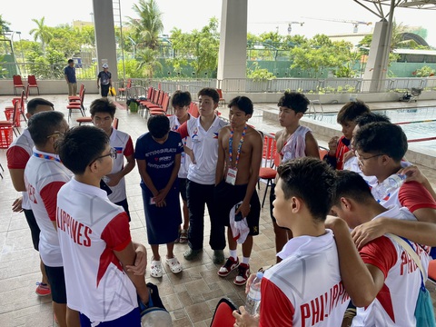 Em trai Ánh Viên giành 'cú đúp' huy chương vàng ở Đại hội Thể thao học sinh Đông Nam Á- Ảnh 4. Một đoàn thể thao hội ý bên đường đua xanh - Ảnh: TRƯỜNG TRUNG