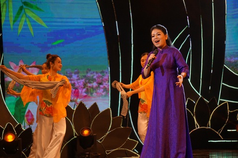Ca sĩ Anh Thơ hát Miền Nam nhớ mãi ơn người của nhạc sĩ Lưu Cầu - Ảnh: T.ĐIỂU Ca sĩ Anh Thơ hát Miền Nam nhớ mãi ơn người của nhạc sĩ Lưu Cầu - Ảnh: T.ĐIỂU
