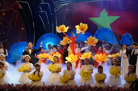Trọng Tấn cùng các nghệ sĩ, các em thiếu nhi biểu diễn ca khúc Đường chúng ta đi của Huy Du - Ảnh: T.ĐIỂU Trọng Tấn cùng các nghệ sĩ, các em thiếu nhi biểu diễn ca khúc Đường chúng ta đi của Huy Du - Ảnh: T.ĐIỂU
